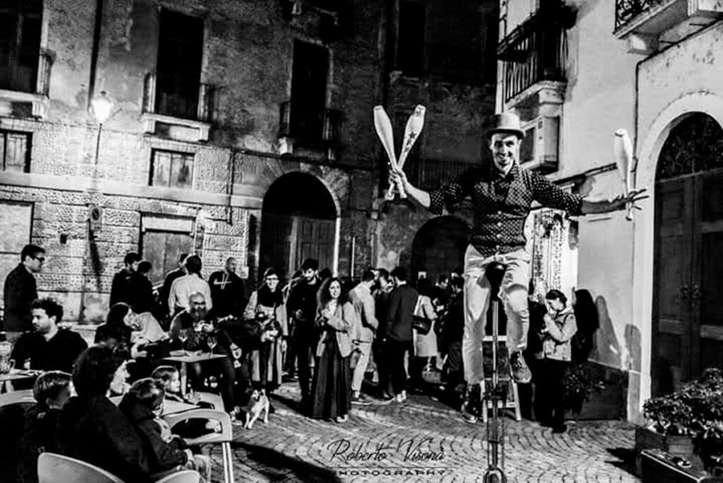 alina-animation-monociclo-bnw-edit